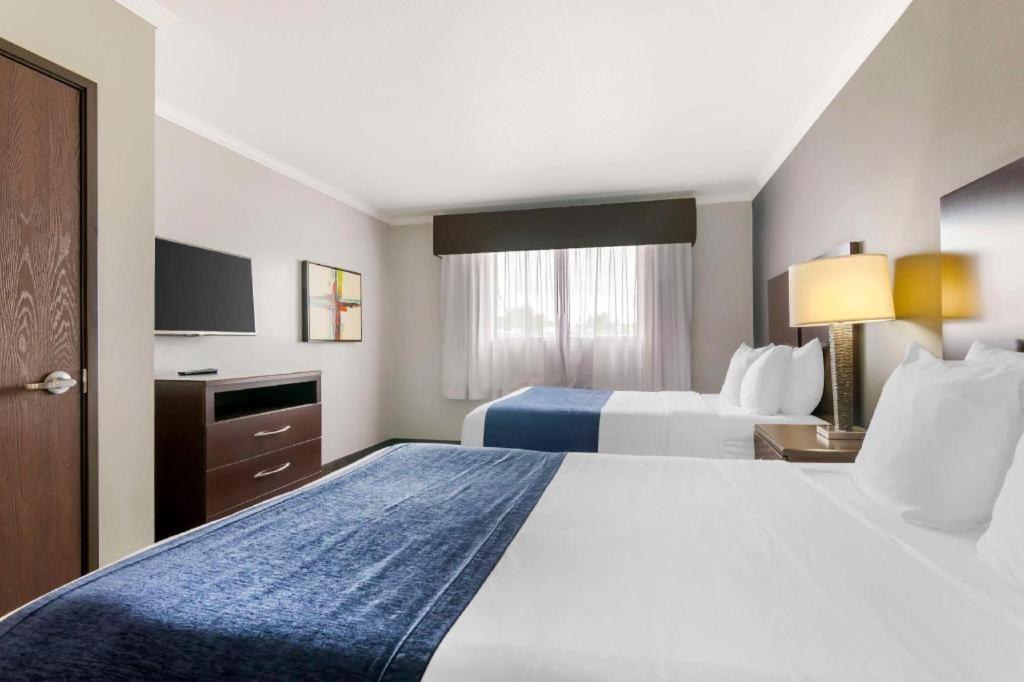 Best Western Plus Olathe Hotel Exterior photo
