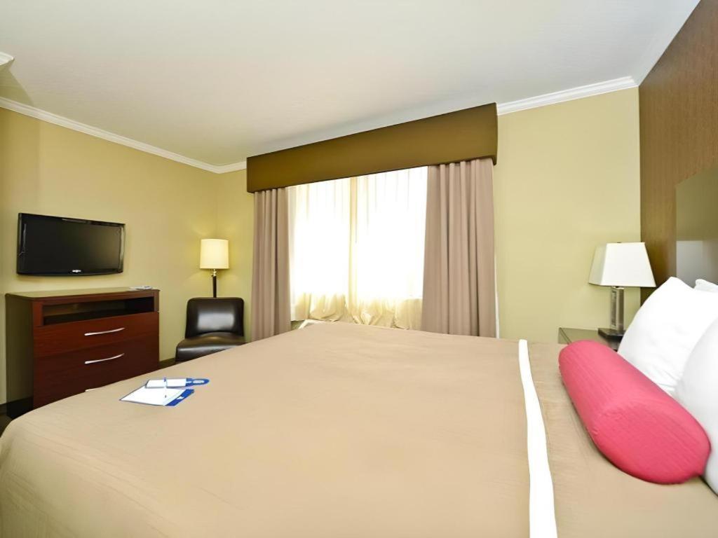 Best Western Plus Olathe Hotel Exterior photo